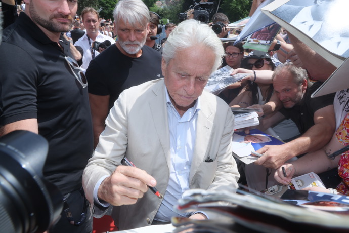 FOTO: Michael Douglas se podepisoval fanouškům. – stránka 53