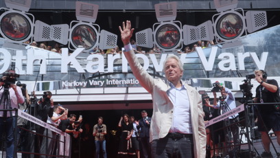 FOTO: Michael Douglas byl nadšený z fanoušků u hotelu Thermal.