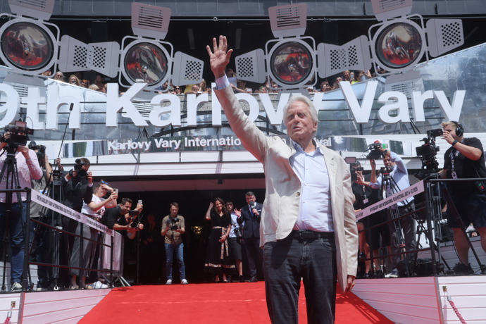 FOTO: Michael Douglas byl nadšený z fanoušků u hotelu Thermal. – stránka 52