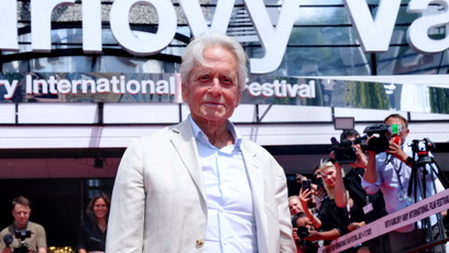 FOTO: Hvězdný Michael Douglas ve Varech.