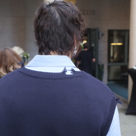 Hudebníkova vesta byla z úpletu a detaily záměrného roztřepení modelu přidaly na ledabylosti.