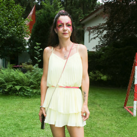 Alice Jandová vynesla pastelově žluté minišaty. 