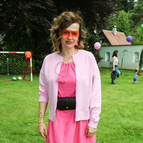 Marta Jandová se zahalila do růžové a nechala si ji také vybarvit v obličeji. 