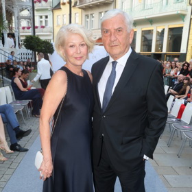 Zuzana Donutilová oblékla tmavě modré šaty bez ramínek, které doplnila o bílou kabelku a stříbrné sandálky. 