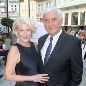 Miroslav Donutil se svou manželkou Zuzanou na letošní karlovarské přehlídce Beaty Rajské.