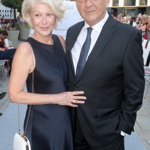 Jakmile něco rok nevezme na sebe, bez milosti to vyřazuje a pod dohledem má i garderobu svého chotě Miroslava Donutila.