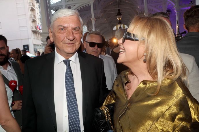 FOTO: Dagmar Havlová s Miroslavem Donutilem. – stránka 9