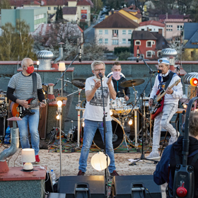 Mňága a Žďorp plánuje desítky koncertů. Všechny jsou vypsané na jejích stránkách. Pokud na ni chcete vyrazit v Praze, velký koncert se zde koná 21. srpna.