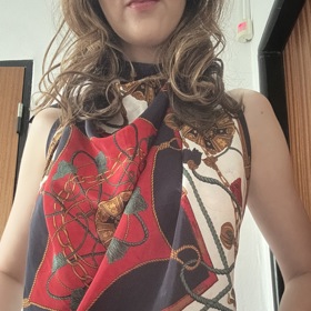 Redaktorka Lifee vyzkoušela dva způsoby proměny šátků v top. První varianta vytvořila elegantní kousek s řasením vepředu...