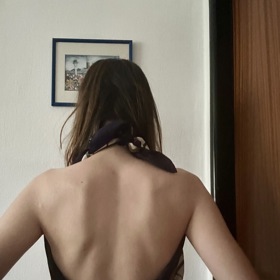 ...a odvážným výstřihem na zádech.