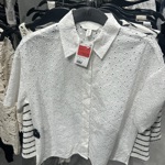 V H&M pořídíte i tuto nadčasovou, ale díky výšivkám zároveň také velmi trendy košili s krátkým rukávem.