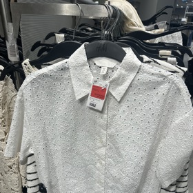 V H&M pořídíte i tuto nadčasovou, ale díky výšivkám zároveň také velmi trendy košili s krátkým rukávem.