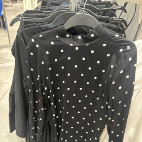 První mojí zastávkou se stal obchod H&M. Ve slevách tu můžete zakoupit třeba šik puntíky.