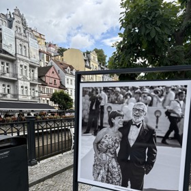 Ze 60 vystavených fotografií jsme si nejvíc zamilovali snímek Jiřího Bartošky s manželkou Andreou.