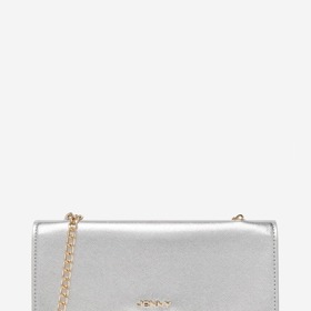 Stříbrná kabelka se zlatými detaily je v nabídce značky Jenny a stojí 429 Kč.