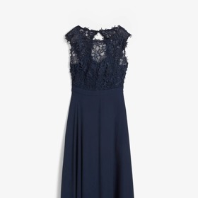 Maxi šaty s krajkou seženete třeba u Bonprix za 1879 Kč.