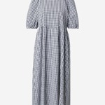 Podobné černobílé kostkované šaty prodává například Vero Moda za 1329 Kč.