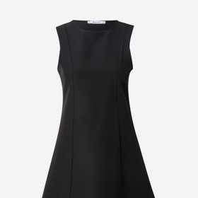 Černých šatů je na výběr naštěstí opravdu hodně. Tento kousek prodává za 929 Kč About You.