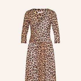 Zpěvačka Ilona Csáková oblékla šaty s 3/4 rukávem a střihem na tělo. Tyto žerzejové šaty pořídíte u značky marivie za 4000 Kč