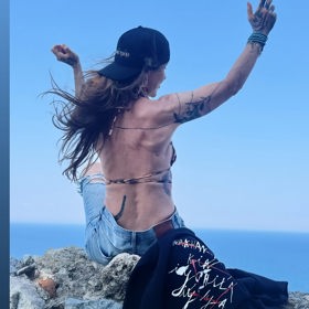 Kaira si užívá u moře.