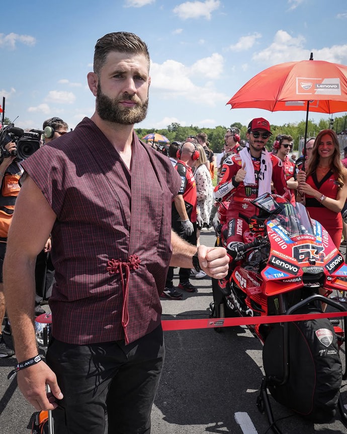 FOTO: Na motoGP dorazil tak bývalý šampion UFC, Jiří Procházka. – stránka 1