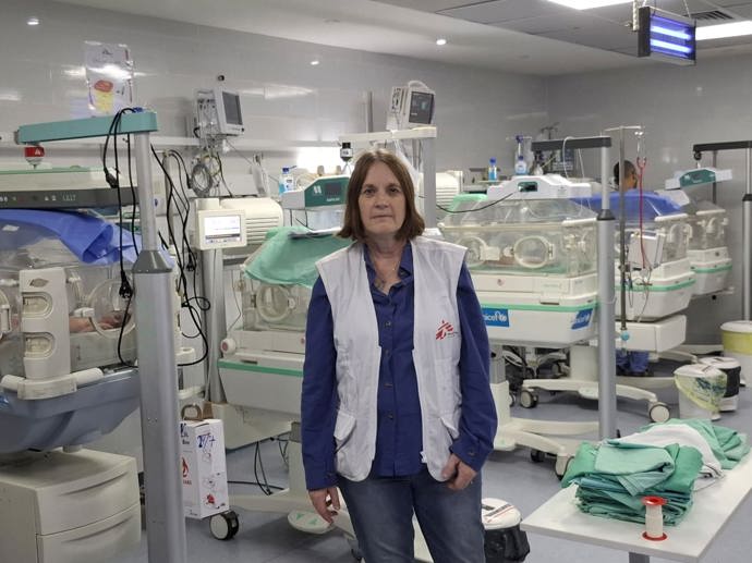 FOTO: Lékařka Joanne Perry pracuje v nemocnici Helou v metropoli Gaza. – stránka 2
