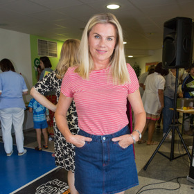 Leona Machálková džínové sukně ráda nosí. A to jak v létě s tričkem a bílými teniskami...