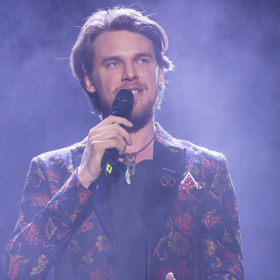 Výrazná saka Vojtěch Dyk kombinuje také s jednoduššími kousky.