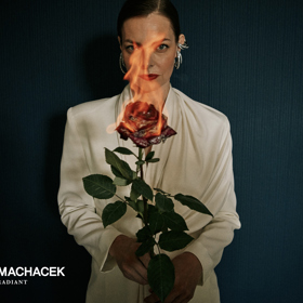 Hana Holišová pózuje s hořící růží.