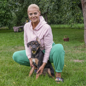 Charlotte Štiková s pejskem Barbie.