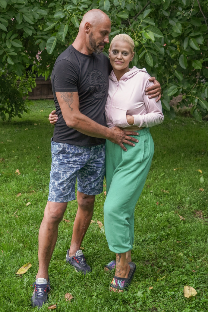 FOTO: Charlotte Štiková s manželem na jejich zahradě. – stránka 35