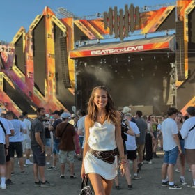 Andrea Bezděková ve svém outfitu na festivalu.