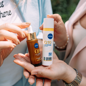 Nivea Denní fluid Q10 SPF 50 a Expertní duální sérum proti vráskám Q10 fungují nejlépe spolu, kdy se jejich účinné složky násobí. 