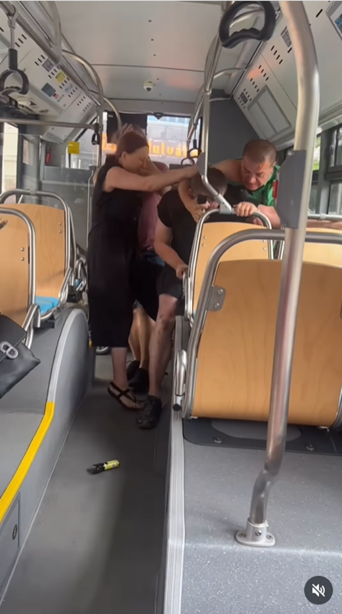 FOTO: Rvačka v ostravském autobuse. – stránka 4
