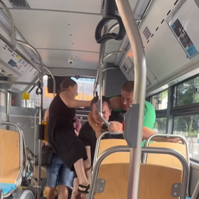 Revizoři se vrhli na cestujícího. Jeho partnerka ho bránila.