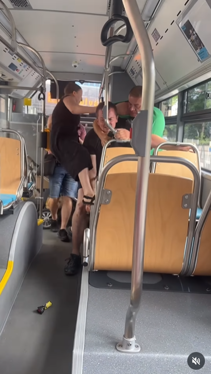 FOTO: Revizoři se vrhli na cestujícího. Jeho partnerka ho bránila.