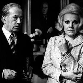 Vy si jeho výkon nyní můžete vychutnat ve filmu Svědectví mrtvých očí. Ten vypráví o penzionovaném kriminalistovi Václavu Gaudlovi, který si začíná všímat podezřelého chování manžela své neteře Hedviky (Slávka Budínová).