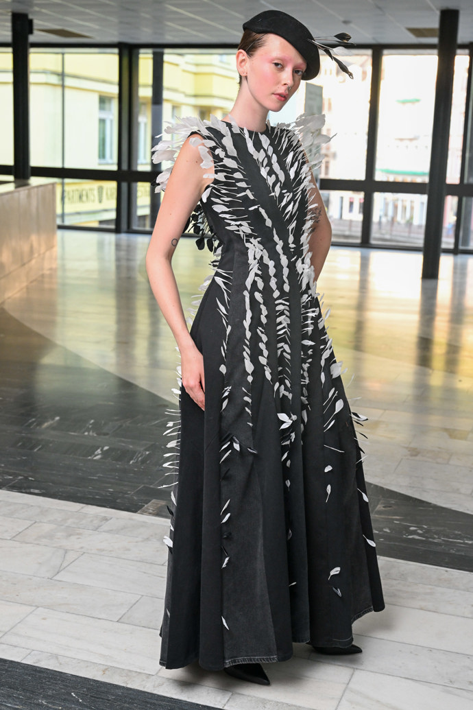 FOTO: Stella Janáčková v zákulisí módní přehlídky vítězů soutěže Mattoni Young Fashion Stars. – stránka 67