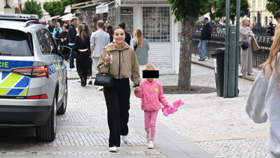 FOTO: Monika Bagárová si užívá festival ve Varech se svou dcerkou.