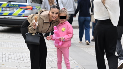 FOTO: Monika Bagárová si užívá festival ve Varech se svou dcerkou.