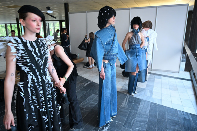 FOTO: Zákulisí módní přehlídky vítězů soutěže Mattoni Young Fashion Stars. – stránka 56