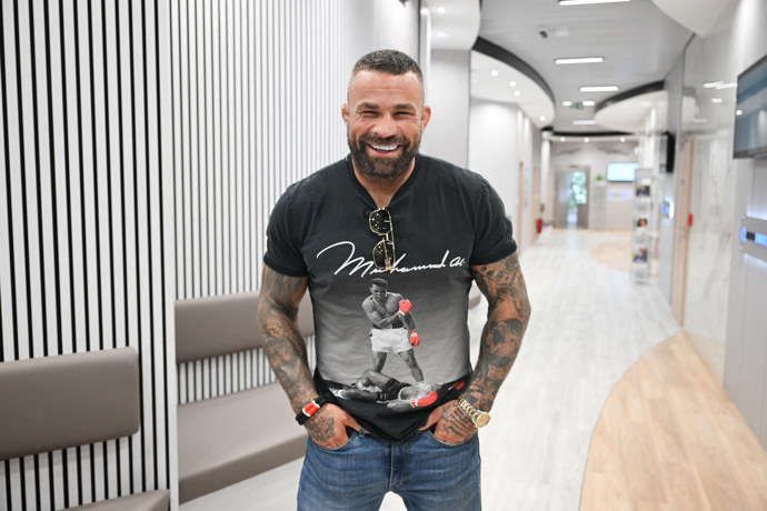 FOTO: Karlos Vémola dorazil v dobré náladě. – stránka 16