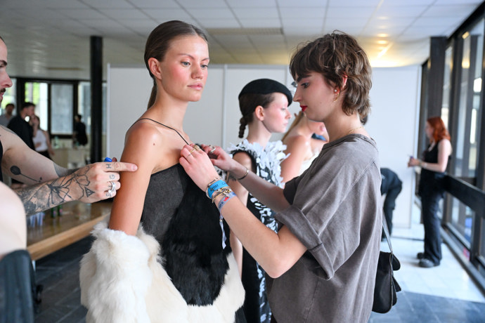 FOTO: Kateřina Zeliš v zákulisí módní přehlídky vítězů soutěže Mattoni Young Fashion Stars. – stránka 54