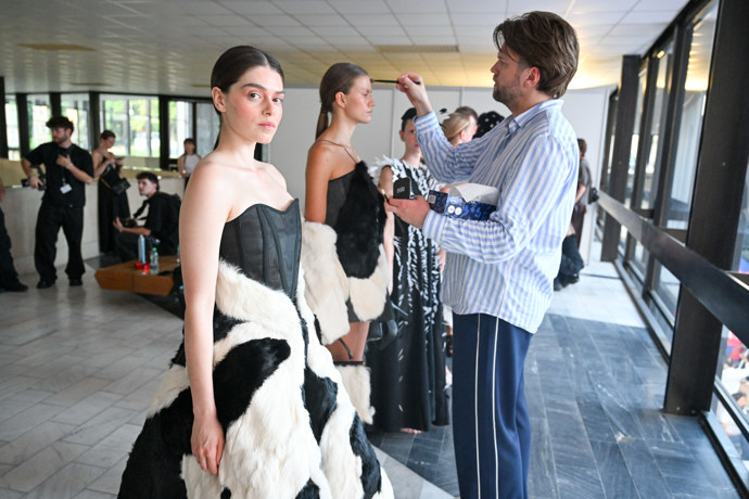 FOTO: Zákulisí módní přehlídky vítězů soutěže Mattoni Young Fashion Stars. – stránka 52