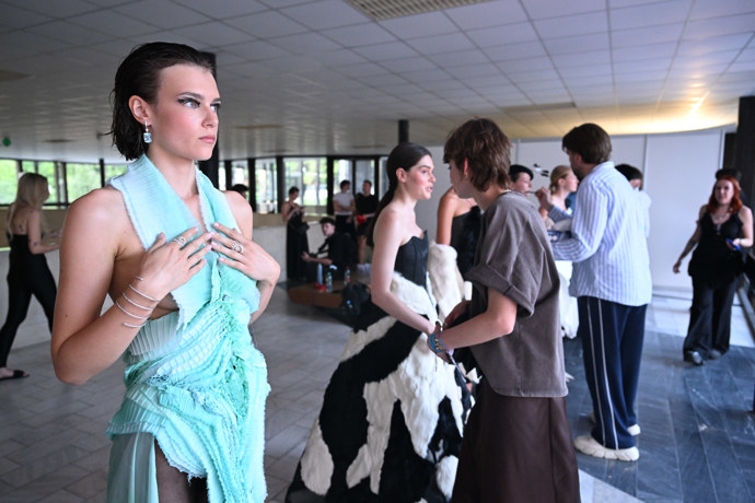 FOTO: Zákulisí módní přehlídky vítězů soutěže Mattoni Young Fashion Stars. – stránka 51
