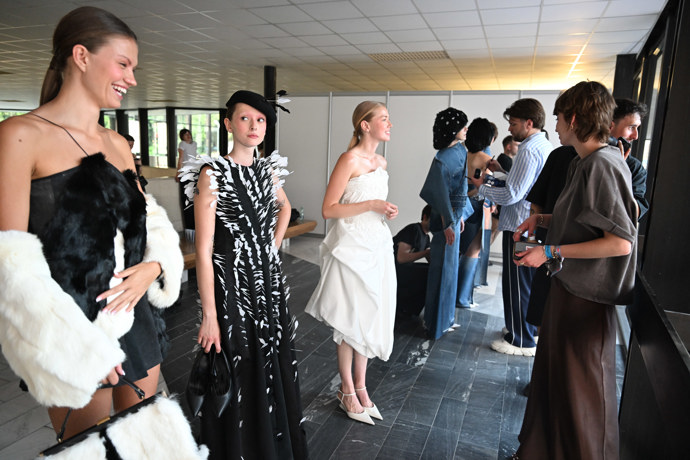 FOTO: Zákulisí módní přehlídky vítězů soutěže Mattoni Young Fashion Stars. – stránka 47