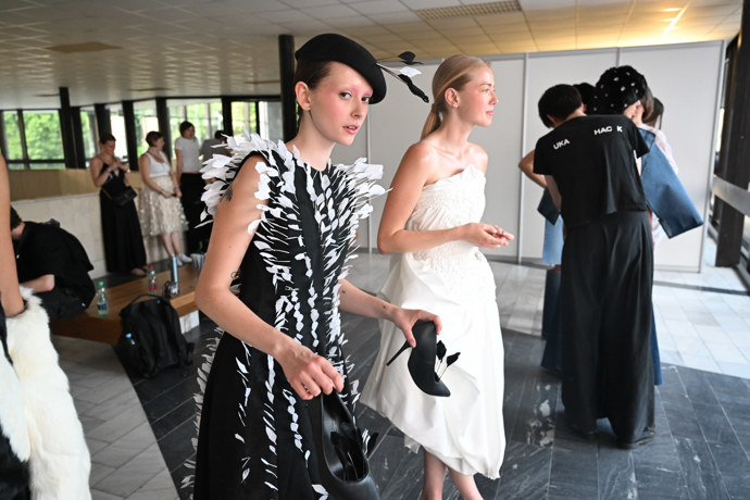 FOTO: Zákulisí módní přehlídky vítězů soutěže Mattoni Young Fashion Stars. – stránka 45