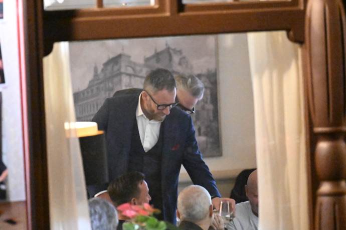 FOTO: Kryštof Mucha se věnoval hostům. – stránka 38