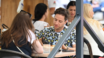 FOTO: Milan Peroutka si objednal pizzu.