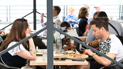 FOTO: Milan Peroutka použil na pizzu nůžky.